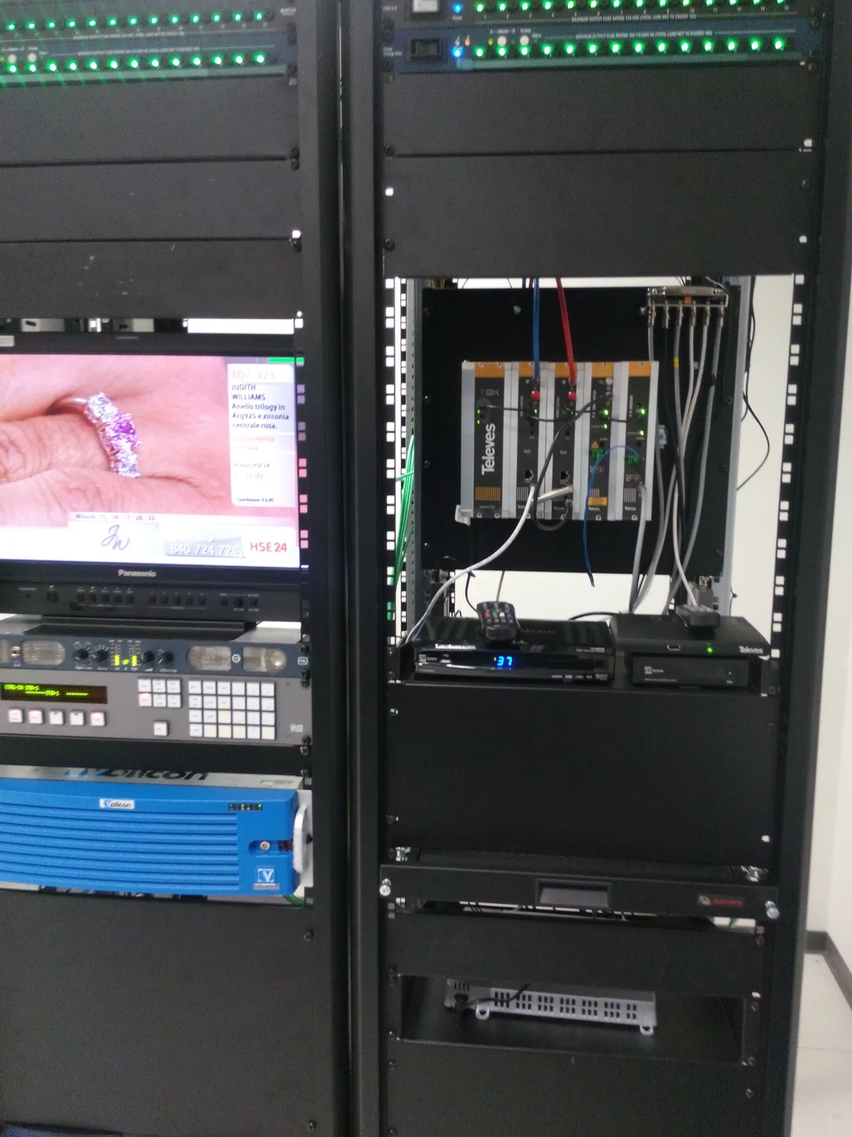 Rack tecnico con apparati di videosorveglianza e rete HSE24